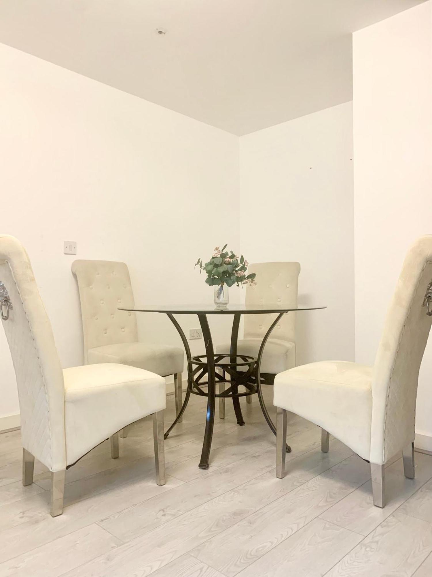 Entire 2 Bed Cosy City Centre Apartment *